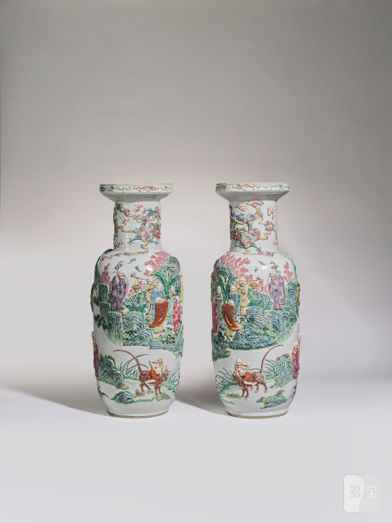 清晚期 粉彩凸雕十八羅漢棒槌瓶一對 | PAIRE DE GRANDS VASES EN PORCELAINE DE LA FAMILLE ROSE - 图2